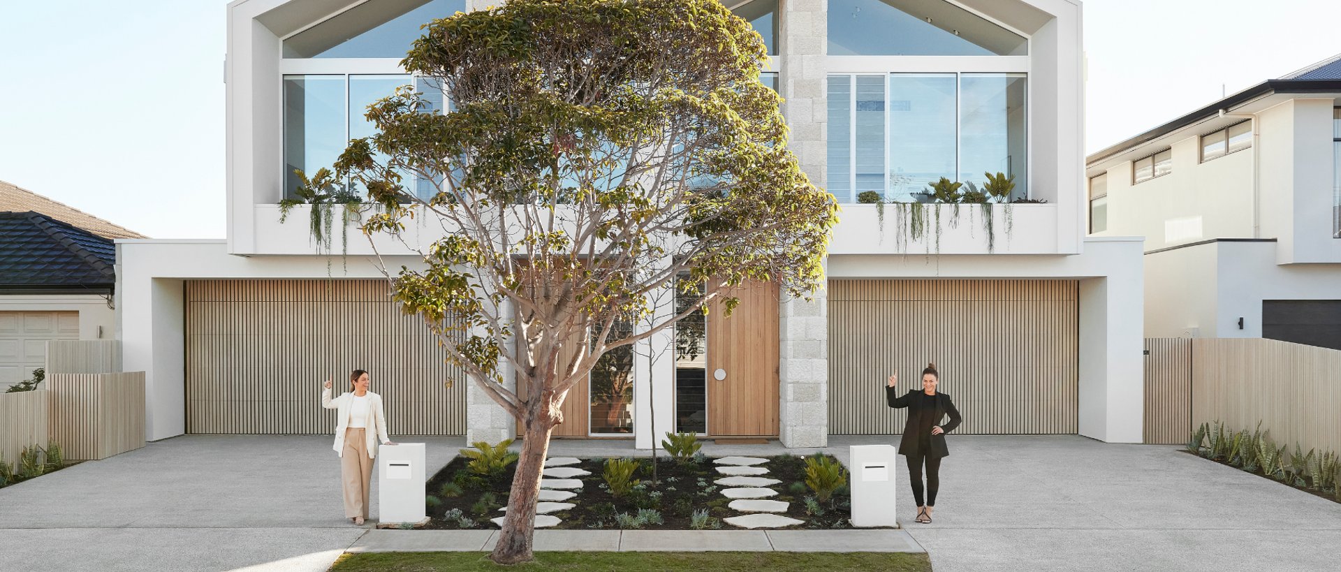 DecoBatten Completes the Look of Alisa & Lysandra’s façade by DECO ...